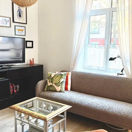 Bright Cozy In Quiet Center *