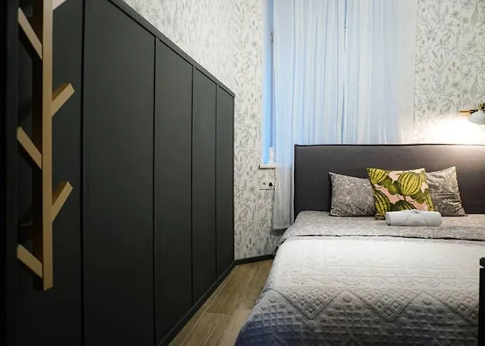 Bright Cozy In Quiet Center *