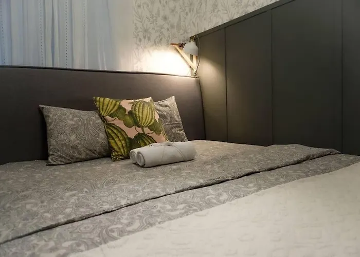 Bright Cozy In Quiet Center *